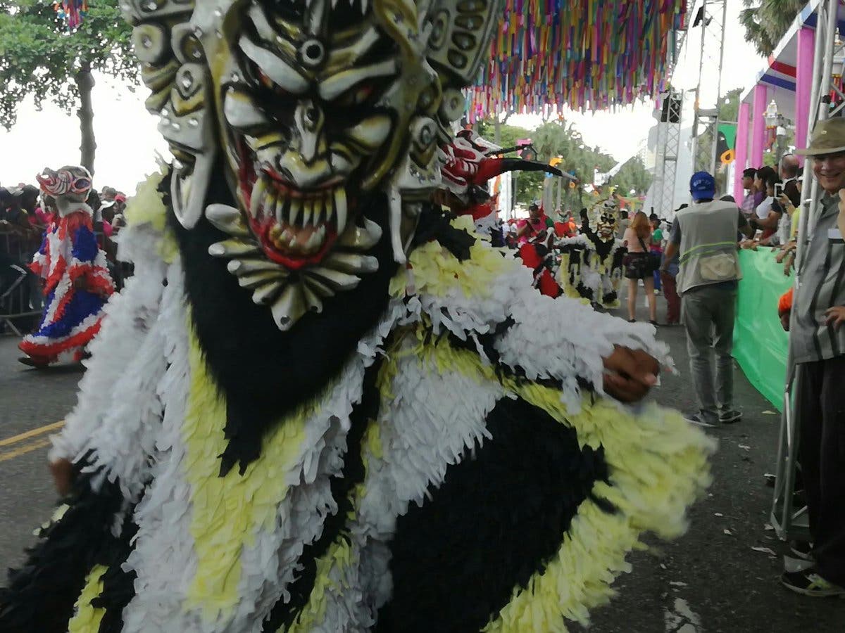 El Malecón se viste de colorido, fantasía y alegría con el Desfile Nacional de Carnaval