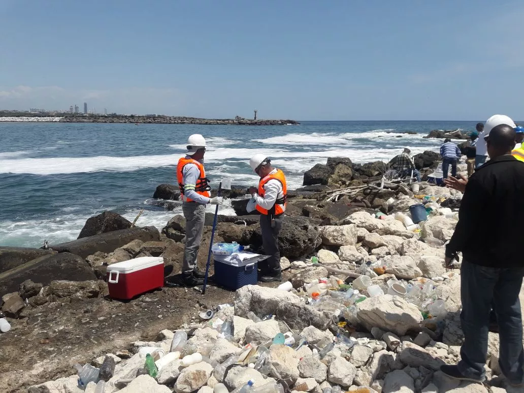 Derrame de una sustancia química llega hasta el río Haina, provoca muerte de peces y genera alarma