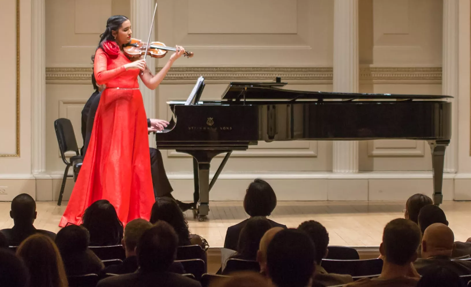 Aisha Syed y el rugir de su violín en Carnegie Hall