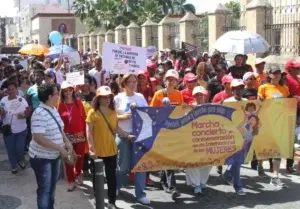 Ciudadanos marchan por los derechos de las mujeres