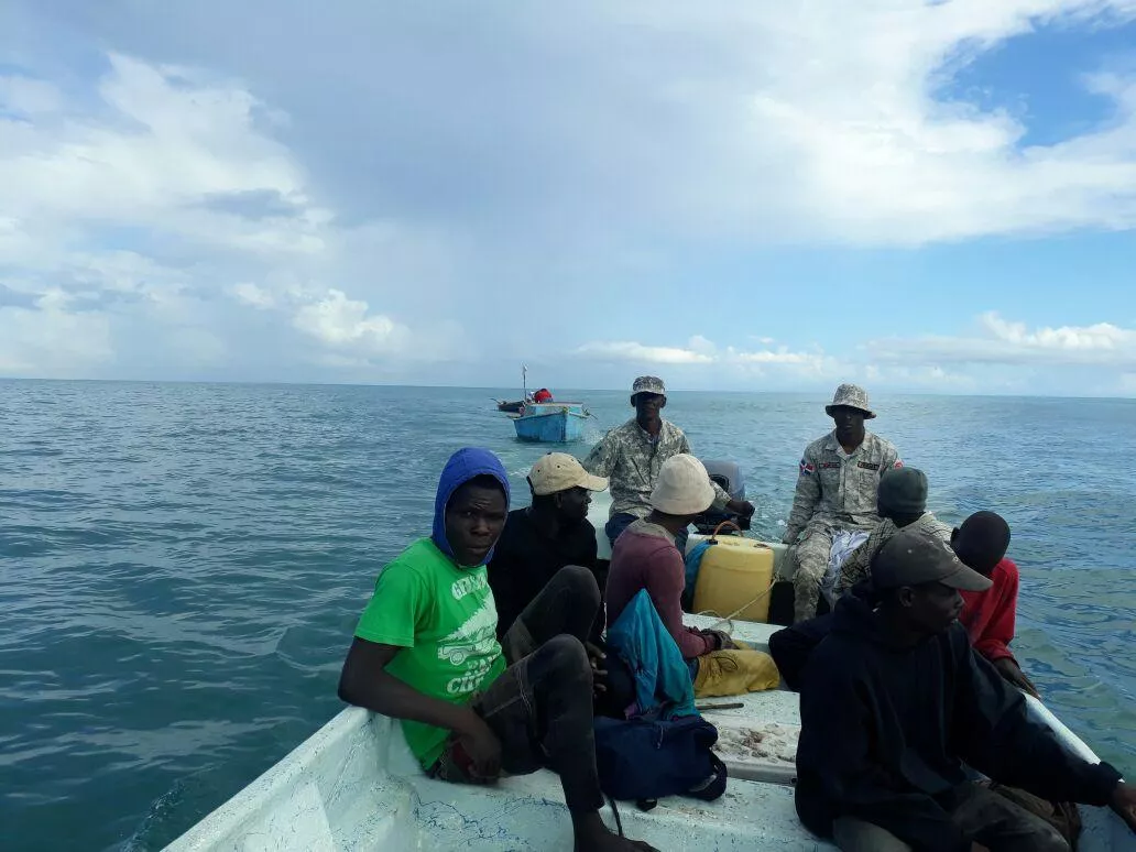 Armada dominicana detiene 84 personas que viajaban ilegalmente a Puerto Rico