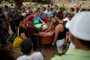 Venezuela: despiden a víctimas de incendio en sepelio masivo