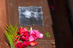 Una imagen que muestra a Alirio Durán, de 25 años, yace sobre el ataúd que contiene sus restos, durante su funeral en el Cementerio Municipal de Valencia, Venezuela, el viernes 30 de marzo de 2018. Los parientes llorando llegaron al cementerio central el viernes llevando los ataúdes de muchas de las 68 víctimas que fueron asesinadas en un incendio de la estación de policía las colocaron en una tumba de masas recién excavada. Los trabajadores del cementerio dijeron que estaban preparados para enterrar al menos a 32 personas dos días después del incendio en tumbas de tres profundidades separadas por una capa de bloques de hormigón. AP 