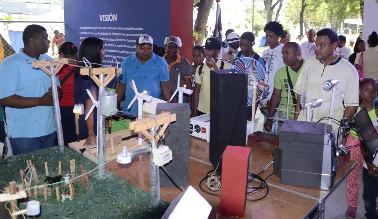 Escuelas Vocacionales de las Fuerzas Armadas exhiben en vivo su arte en Feria del Libro