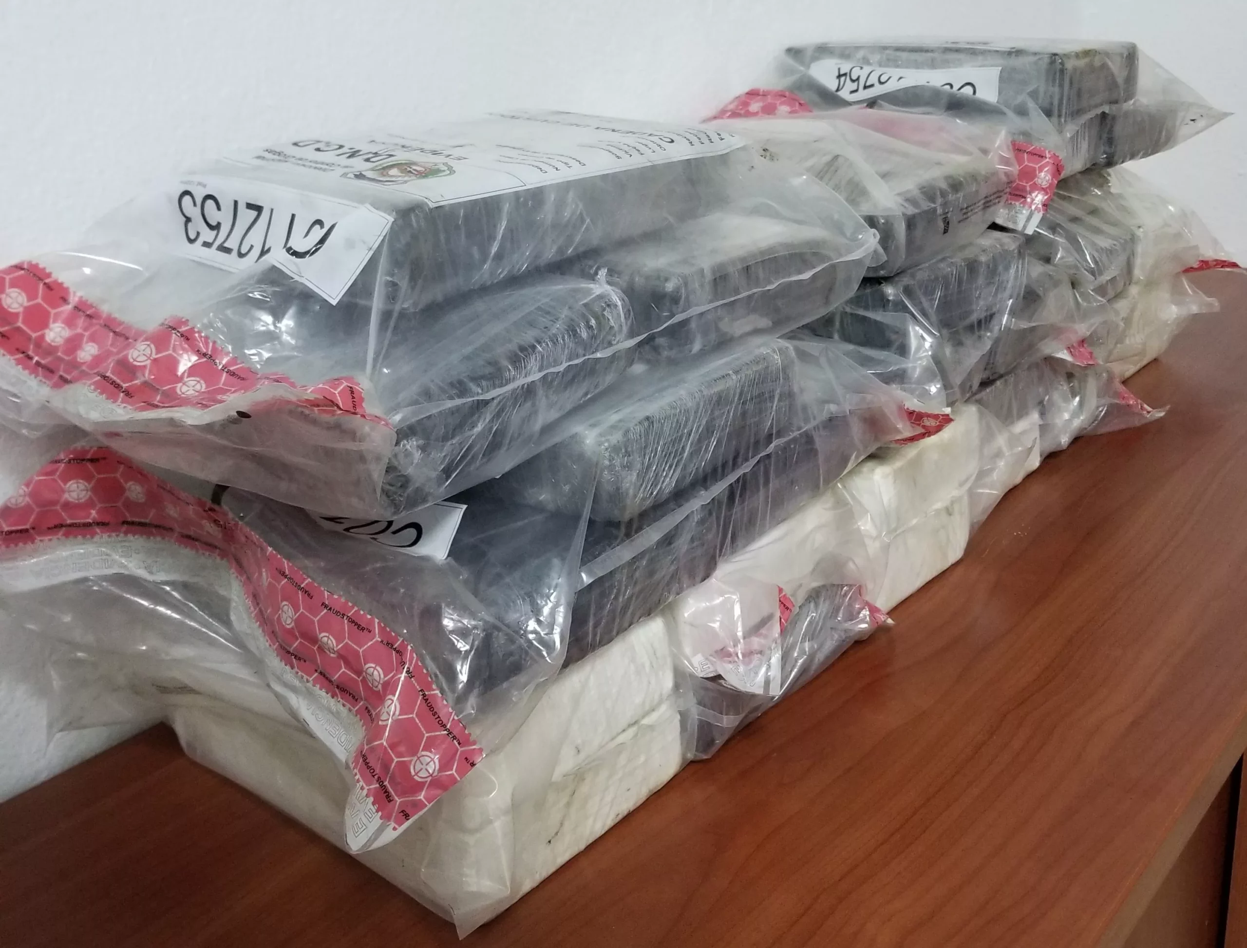 Decomisan 28 paquetes de cocaína en Puerto de Haina