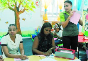 Josefa Caraballo mostrando un texto. fotos Nicolás Monegro