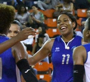 Las Guerreras vencen Cristo Rey; empatan semifinal voleibol DN