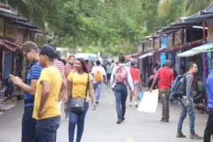 Masiva asistencia de público y organización se destacan en primeros días de Feria Internacional del Libro