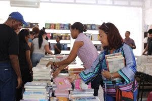 El stand lucía repleto de interesados en sus lecturas. Esta editora mantiene rebajas entre un 20 y 25%. 