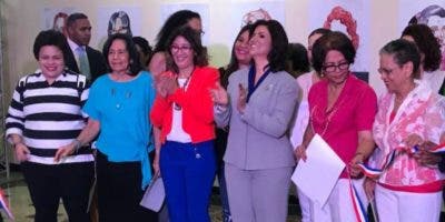 Escritoras dominicanas en una exposición de caricaturas