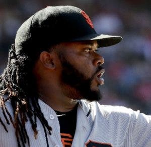 Cueto gana y baja efectividad a 0.35