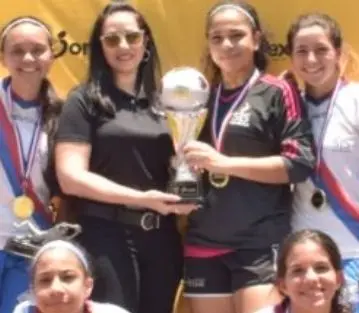 Equipo femenino de fútbol Saint Joseph se alza con título en torneo escolar