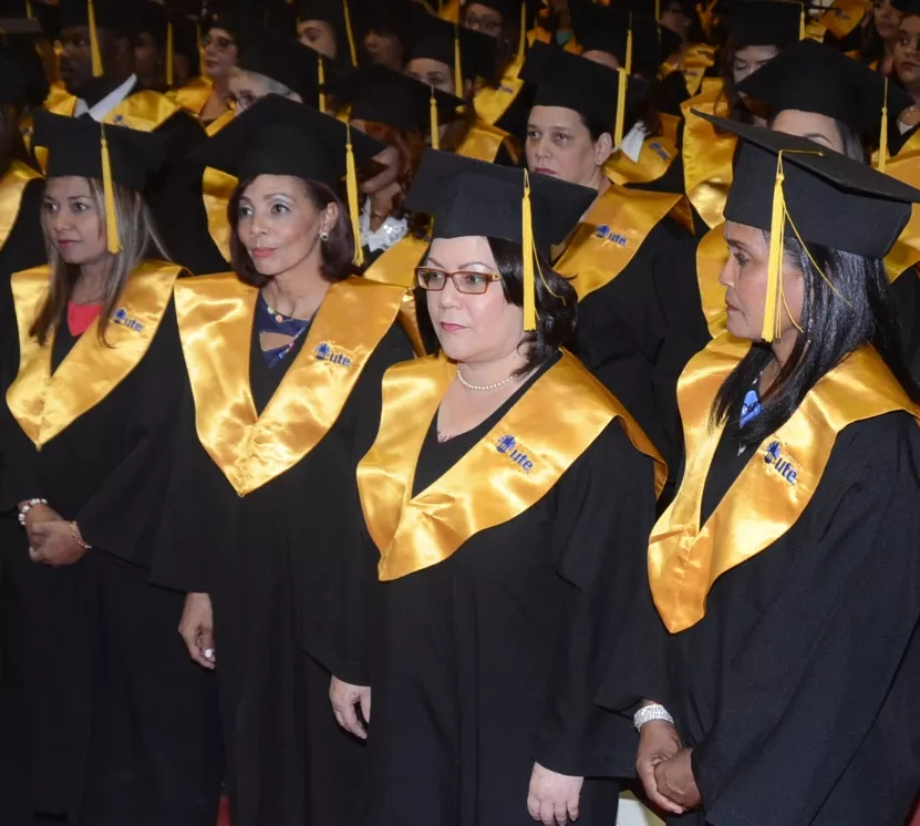 Universidad de la Tercera Edad gradúa 150 profesionales