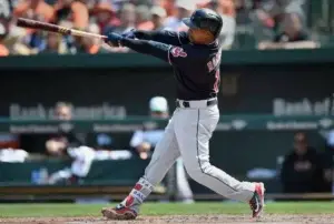 Dominicano José Ramírez pega 2 HRs en respaldo de Kluber