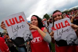 Partidarias del expresidente de Brasil Luiz Inácio Lula da Silva muestran carteles con el lema, en portugués, "Lula libre" durante una protesta en su apoyo en Brasilia, Brasil, el 4 de abril de 2018. (AP Foto/Eraldo Peres)