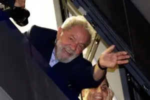 Lula incumple orden de entregarse a autoridades