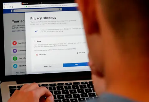 Facebook explica por primera vez lo que prohíbe en su red