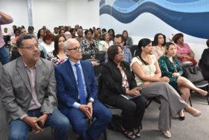 Entre los asistentes estaban Andrés L. Mateo, Nan Chevalier, Genmy Luz Gómez, directora del Primer Ciclo de la Dirección de Primaria de dicho ministerio, Orlin Jiménez y Daciana Marte, del CEED-INTEC.