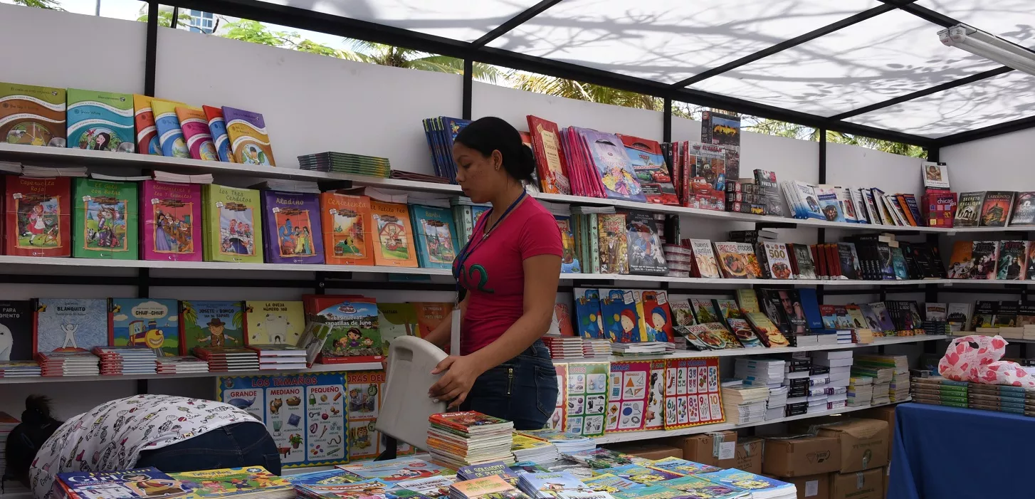 La Plaza de la Cultura comienza a lucir sus galas para celebrar desde hoy la Feria del Libro 2018