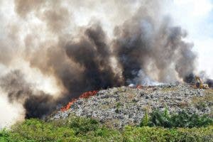 Alcalde SDN dice incendio vertedero de Duquesa se ha controlado 90%; pide cierre técnico