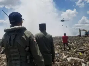 Utilizan dos helicópteros de la Fuerza Aérea para sofocar fuego del vertedero Duquesa