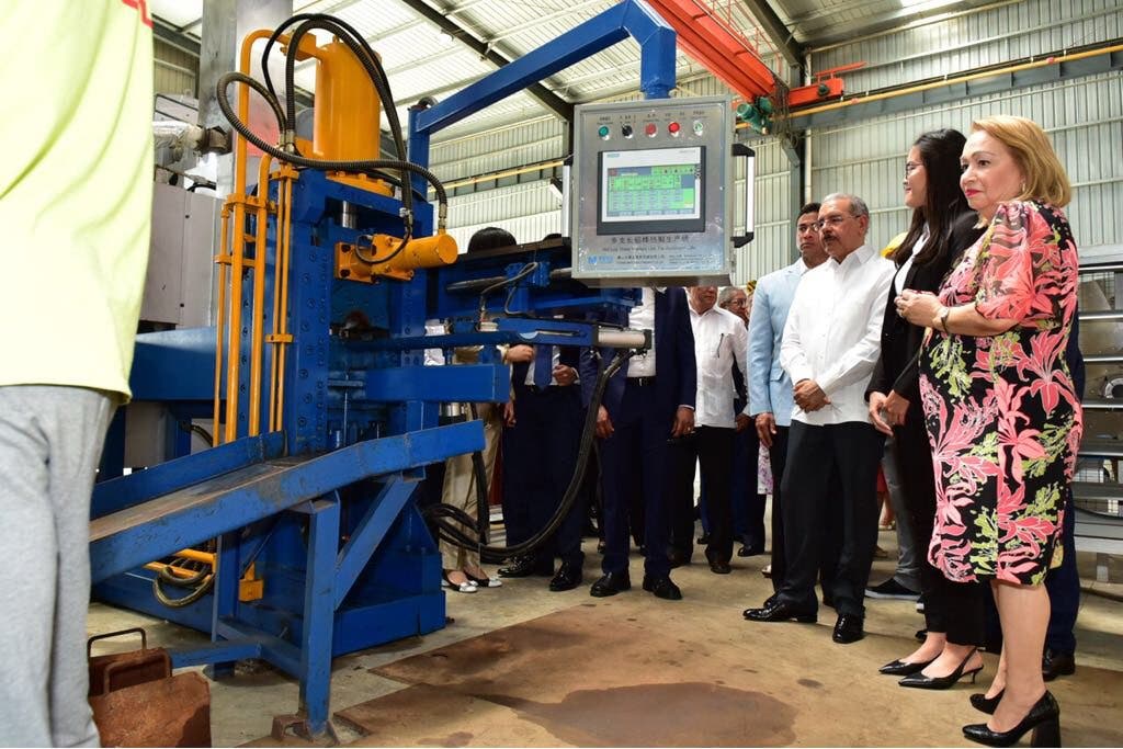 Danilo Medina inaugura planta Kingtom, primera empresa de República Popular China en RD