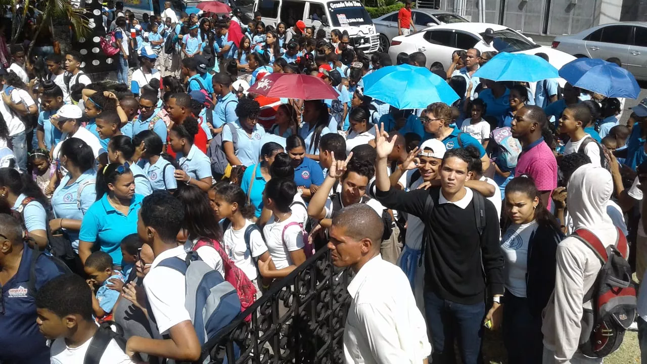 Miles de estudiantes acuden este miércoles a la Feria del Libro