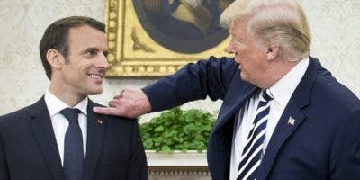 Trump le quita la caspa del hombro a Macron en un extraño gesto de amistad