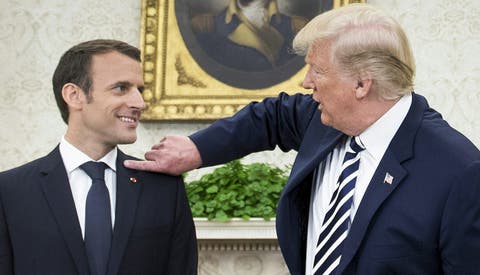 Trump le quita la caspa del hombro a Macron en un extraño gesto de amistad