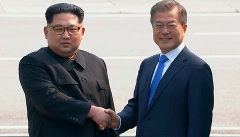 El líder norcoreano y el presidente surcoreano se dan la mano en la frontera