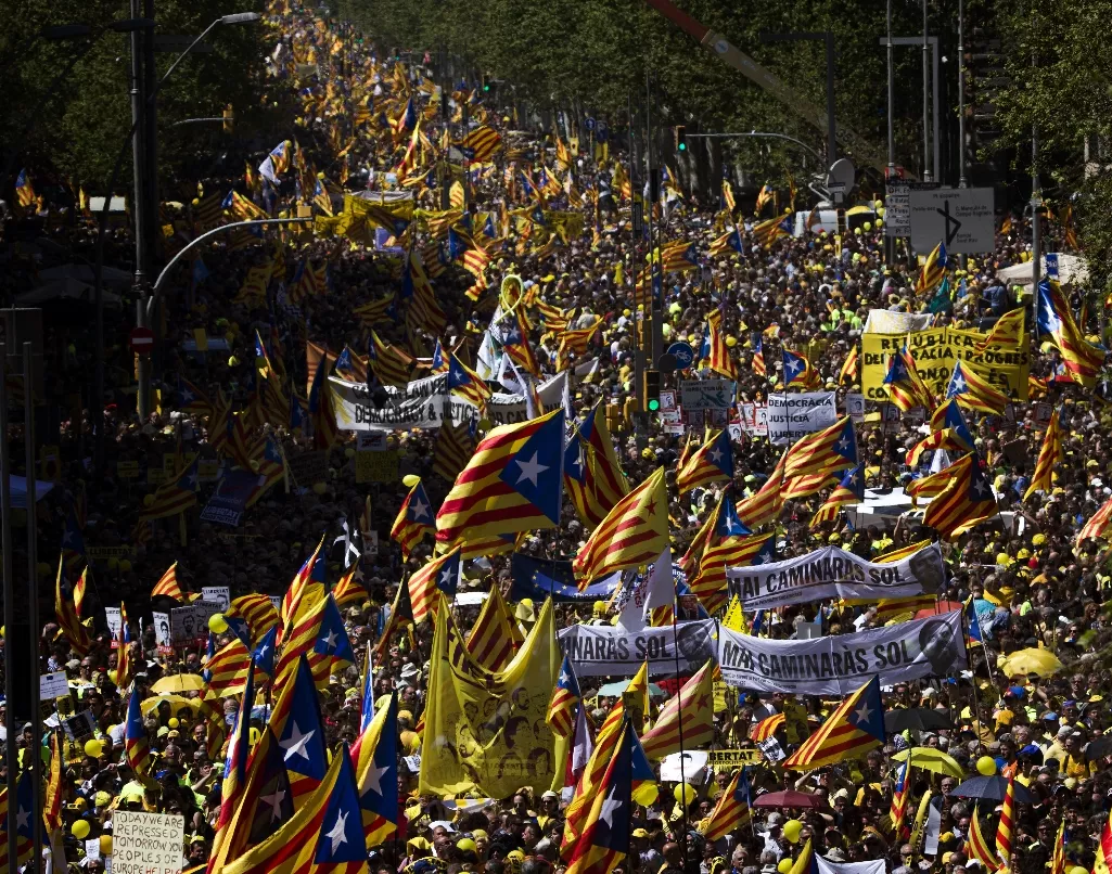 Miles de personas piden libertad para presos del proceso secesionista catalán