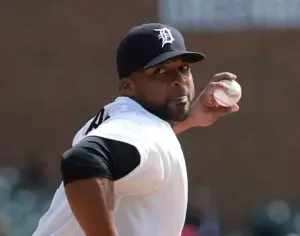 Dominicano Francisco Liriano domina a los Reales en su debut con Detroit