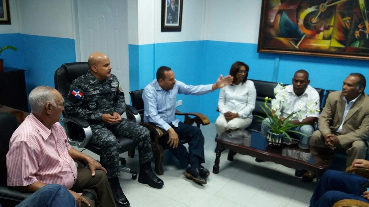 Alcalde de Tamboril y otros representativos del municipio visitan director Comando Regional Cibao Central PN