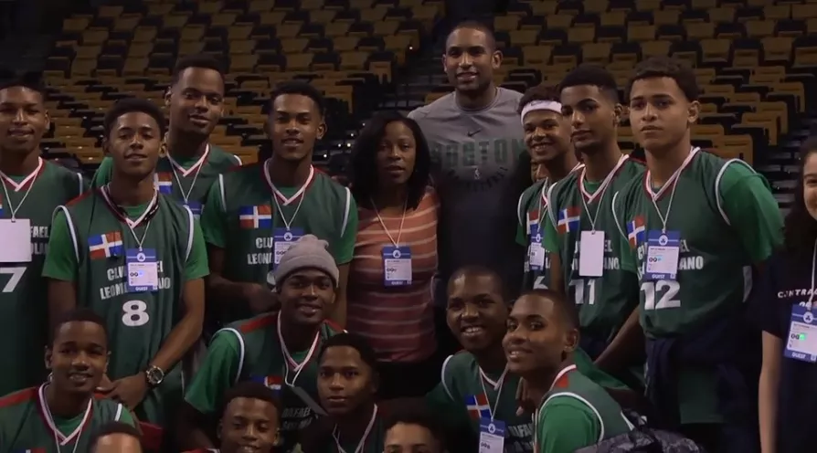 Vea aquí los consejos de Al Horford a un grupo de jóvenes baloncetistas dominicanos