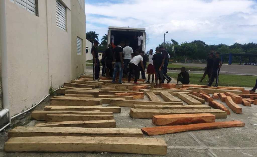 Militares Base Aérea de Puerto Plata incautan cargamento de madera preciosa