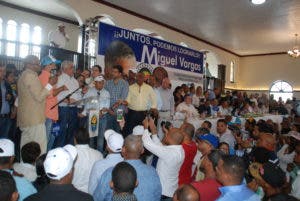 Miguel Vargas juramenta más de un centenar líderes sociales de SFM y otras localidades