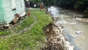 Residentes en comunidades de Puerto Plata viven al borde del peligro tras deslizamientos de tierra