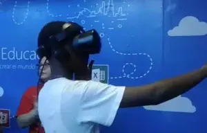 Feria del Libro: estudiantes disfrutan de la realidad virtual en Pabellón de Educación