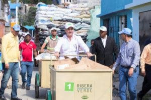 Presidente ejecutivo del Grupo Empresas Martí acompaña a recolectores de basura en La Ciénaga