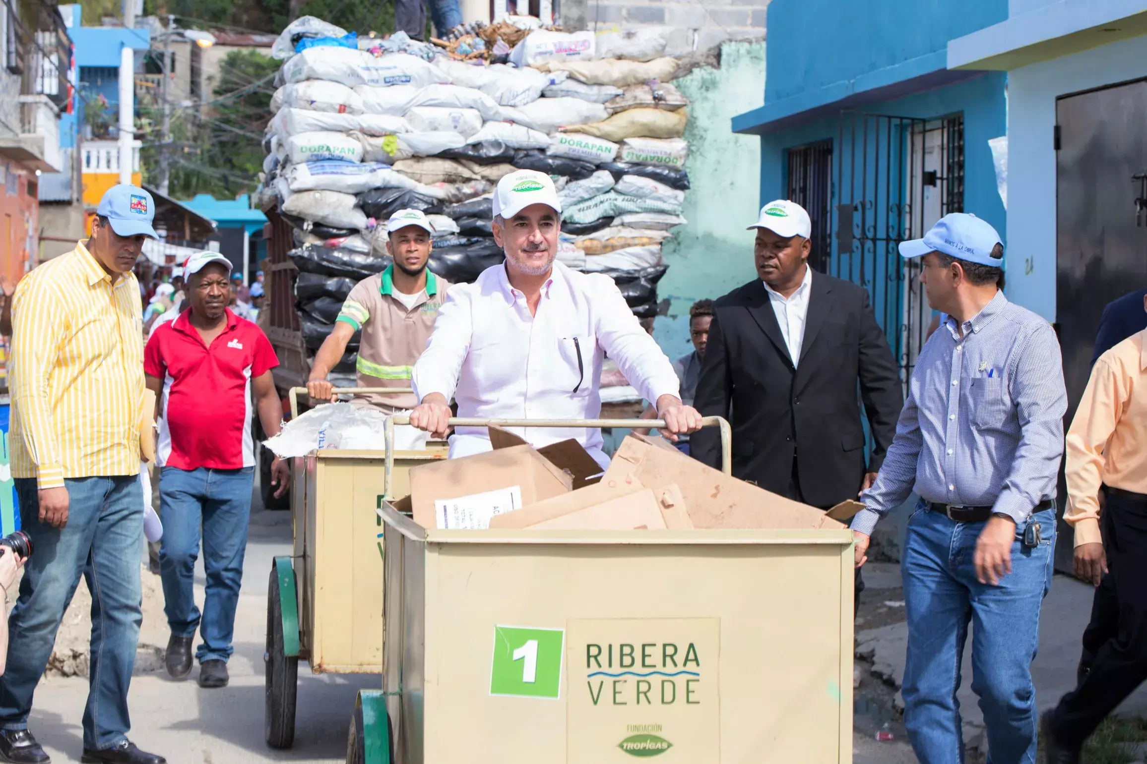 Presidente ejecutivo del Grupo Empresas Martí acompaña a recolectores de basura en La Ciénaga