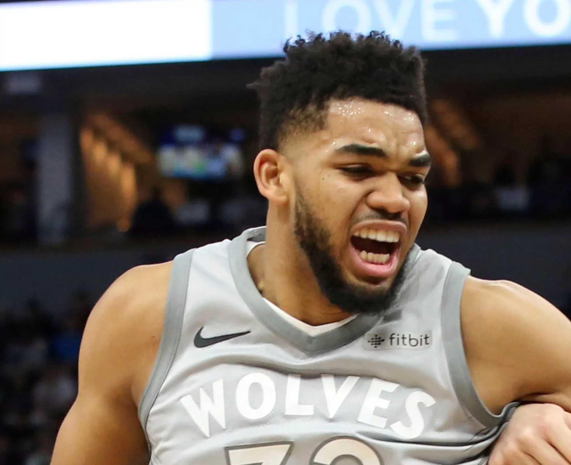 Karl-Anthony Towns sale ileso de un accidente de tránsito