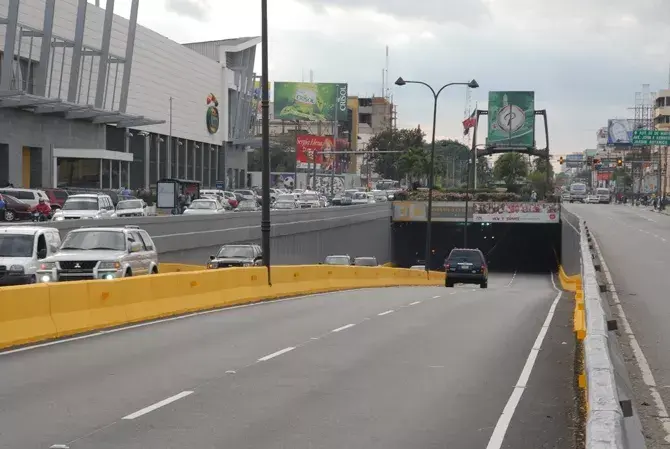 Los días lunes y martes será cerrado al tránsito en el túnel de la avenida 27 de Febrero.