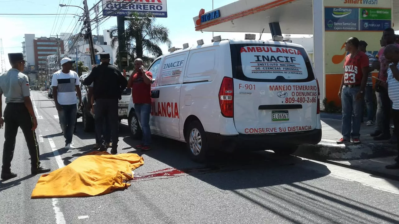 Cobrador muere atropellado por la misma guagua en la que trabajaba