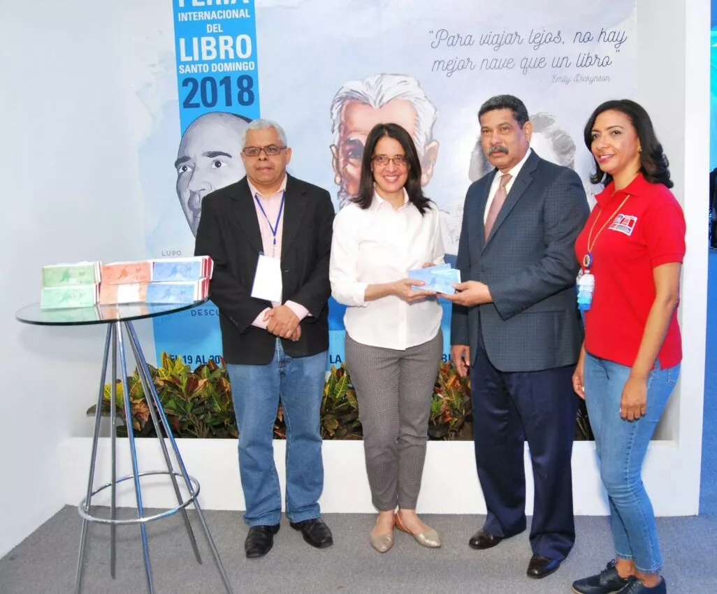 Educación entrega bonos a estudiantes para adquirir libros en la XXI Feria Internacional del libro