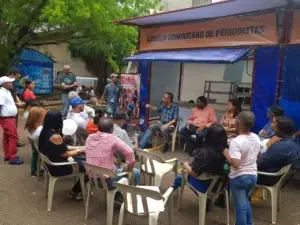 Colegio de Periodistas inaugura stand de la Feria del Libro con un conversatorio