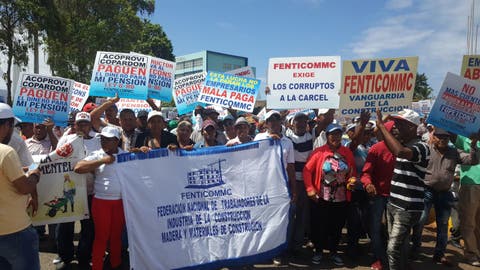 Obreros de la construcción piden respeto a Ley de Pensiones; militarizan Congreso Nacional