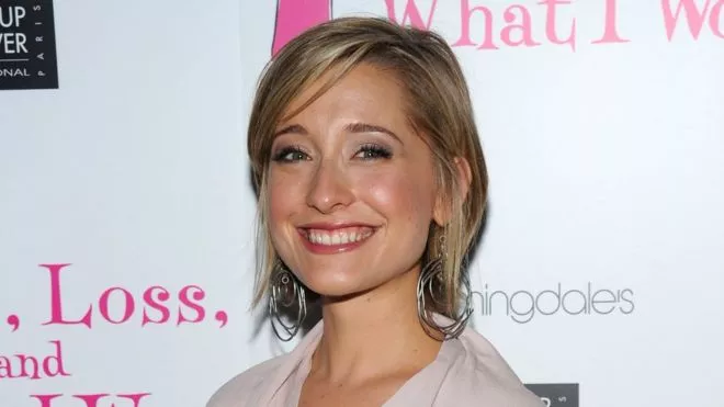 Allison Mack, actriz de la serie Smallville, es acusada de tráfico sexual y de reclutar a mujeres para secta