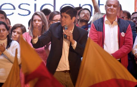 Oficialista sorprende y arrasa en presidencial de Costa Rica ante candidato evangélico
