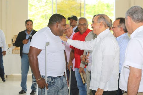 Danilo Medina ofrece apoyo a discapacitados para proyectos crianza gallinas ponedoras y textil en San Cristóbal