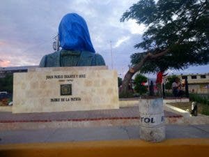 Brigadas de Obras Públicas dan últimos toques a busto de Duarte frente a Plaza de la Bandera